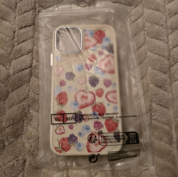 NEW Strawberry and Fruits Cellphone Case for Iphone 11 - Picture 3 of 3